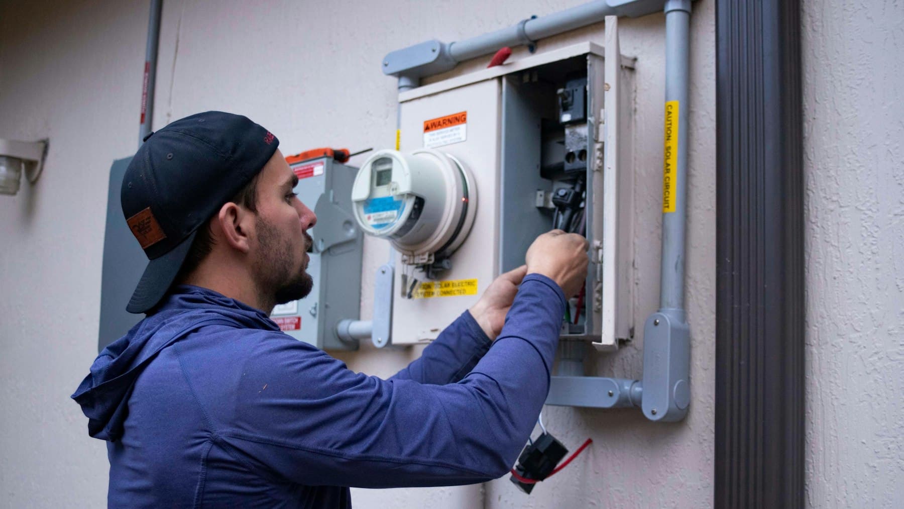 Elektrik sayacı panosunda çalışan teknik servis çalışanı